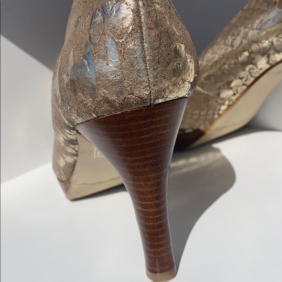 Moda Spana metallic gold pumps.  SZ 6 1/2 - Picture 5 of 5